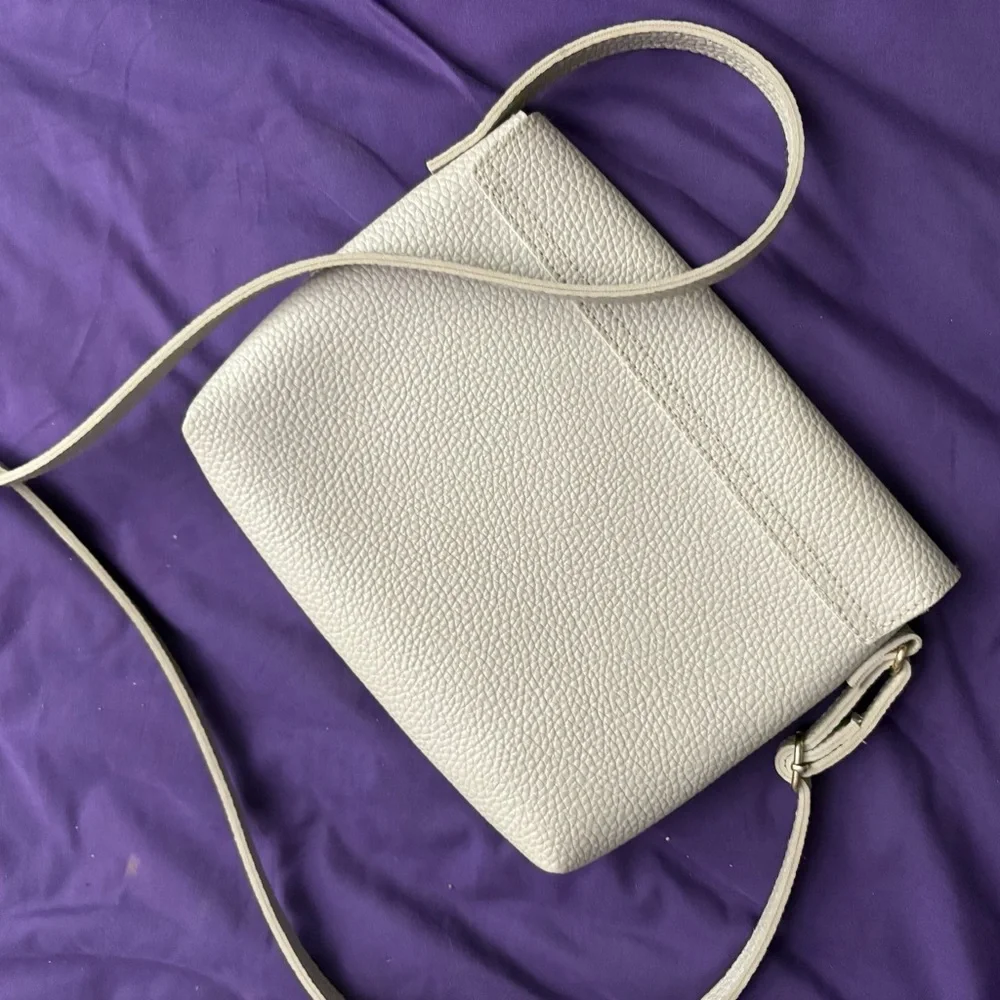 Chic White Scalloped Crossbody Bag - Picture 3 of 3